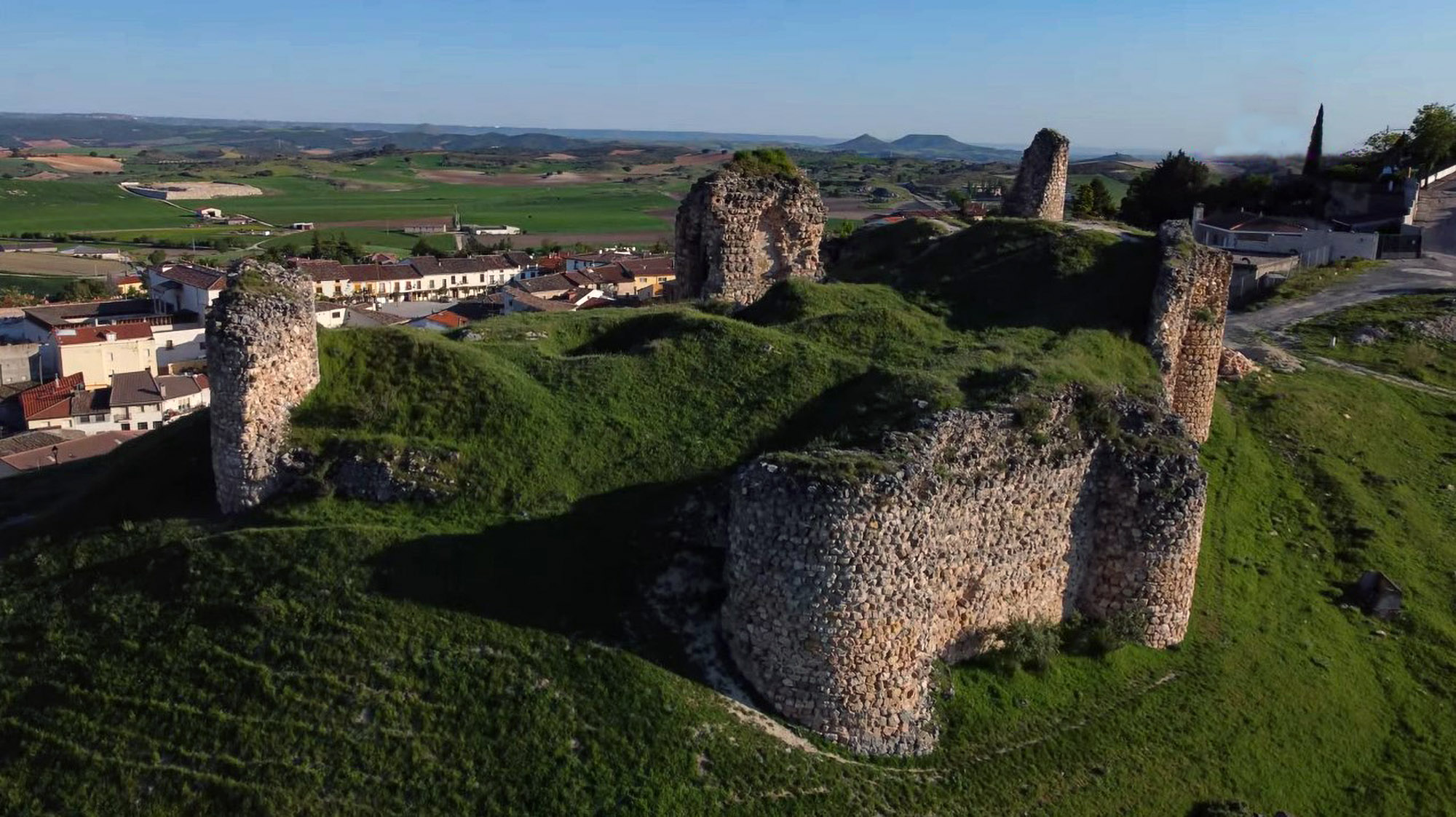 Read more about the article Picturesque Thousand-Year-Old Spanish Castle Ruin Blown Up By Napoleon For Sale For Half Million Euros