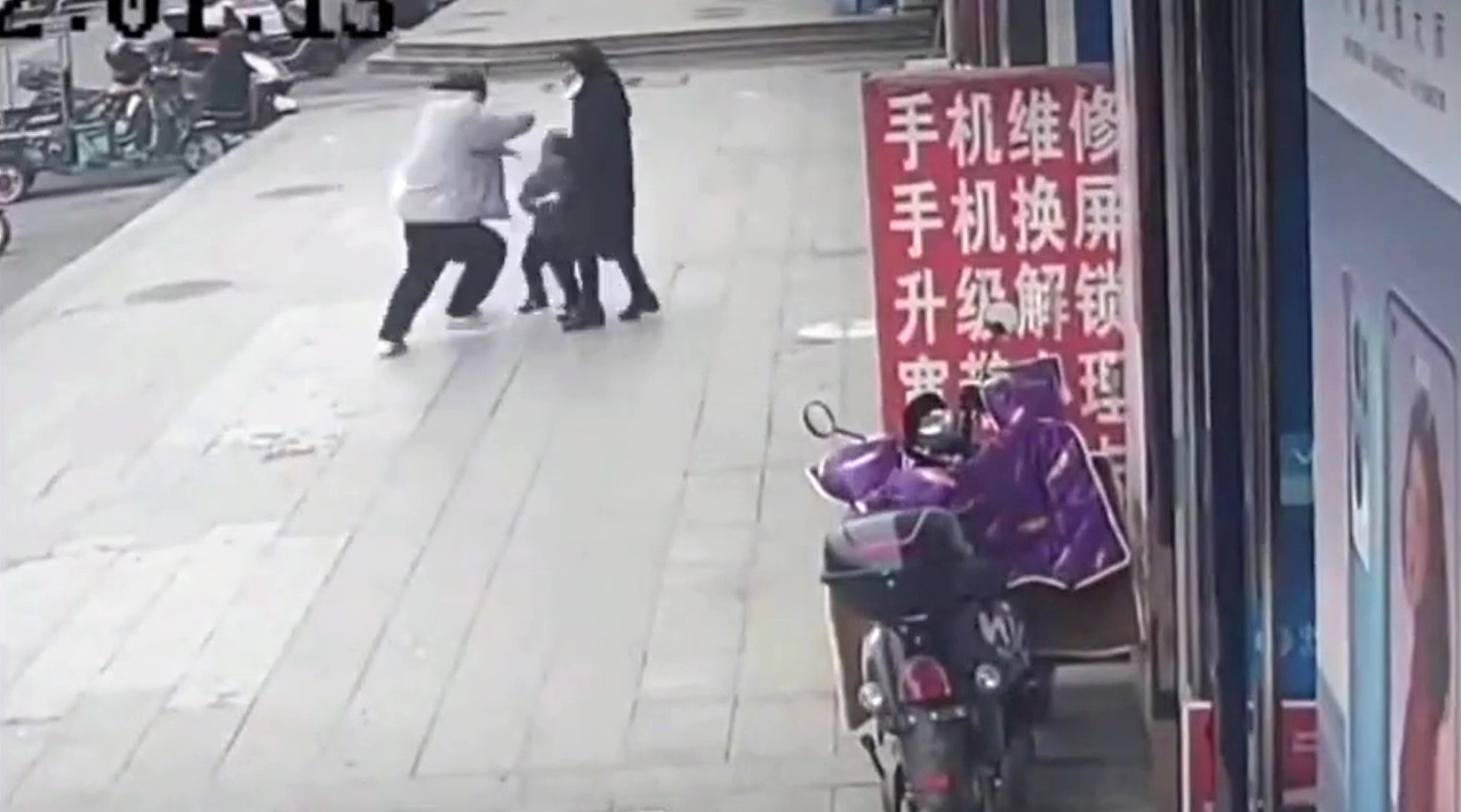 Read more about the article Shocking Moment Disturbed Man Picks Up Child On Street And Slams Him Down On Pavement