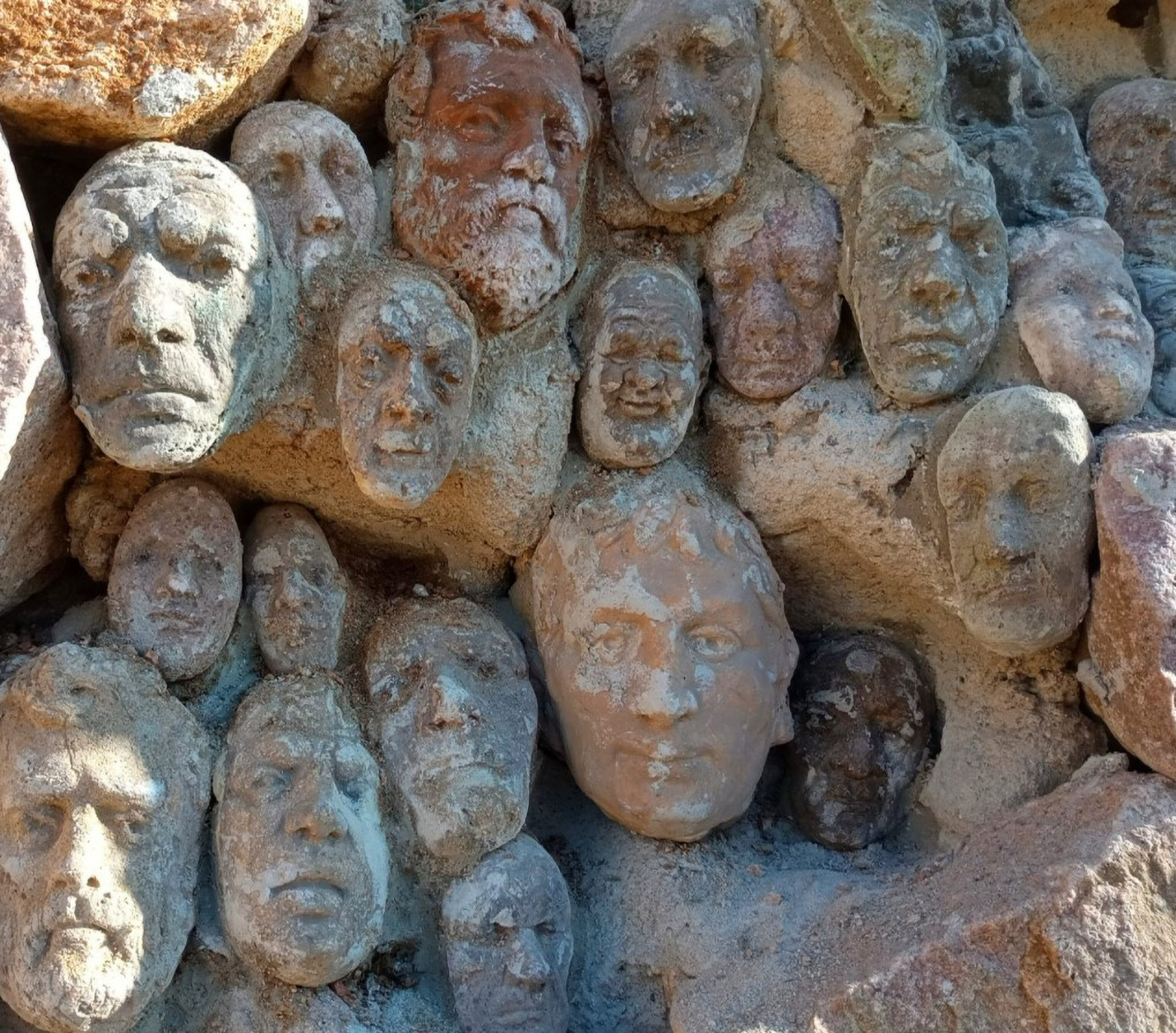 Read more about the article Dozens Of Mysterious Clay Faces Appear In Spanish City For Third Time In Three Years