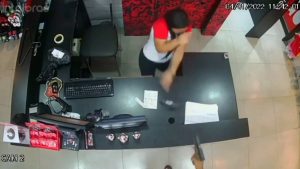 Read more about the article Moment Shop Cashier Faints When Thief Points Gun In Her Face