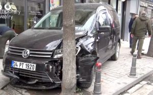 Read more about the article Driver Narrowly Misses Fleeing Pedestrians After Crash With Istanbul Taxi