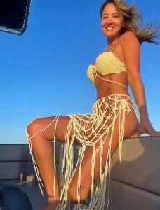 Read more about the article Ex Miss Colombia Poses On Yacht In Yellow Bikini Without Prosthetic Leg