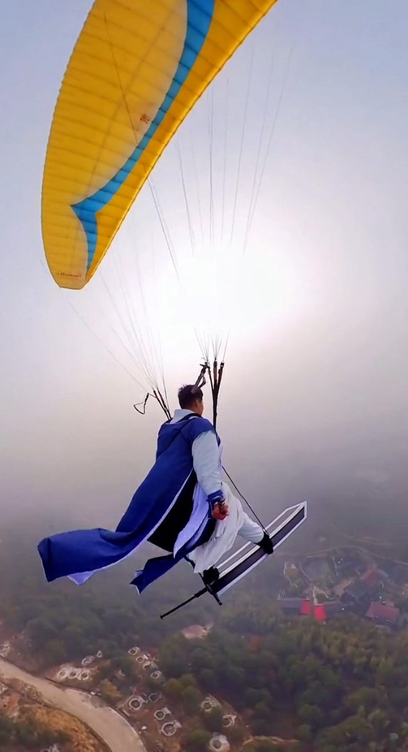 Read more about the article Chinese Paraglider Makes Giant Sword So He Can Surf Above The Clouds While Standing On It