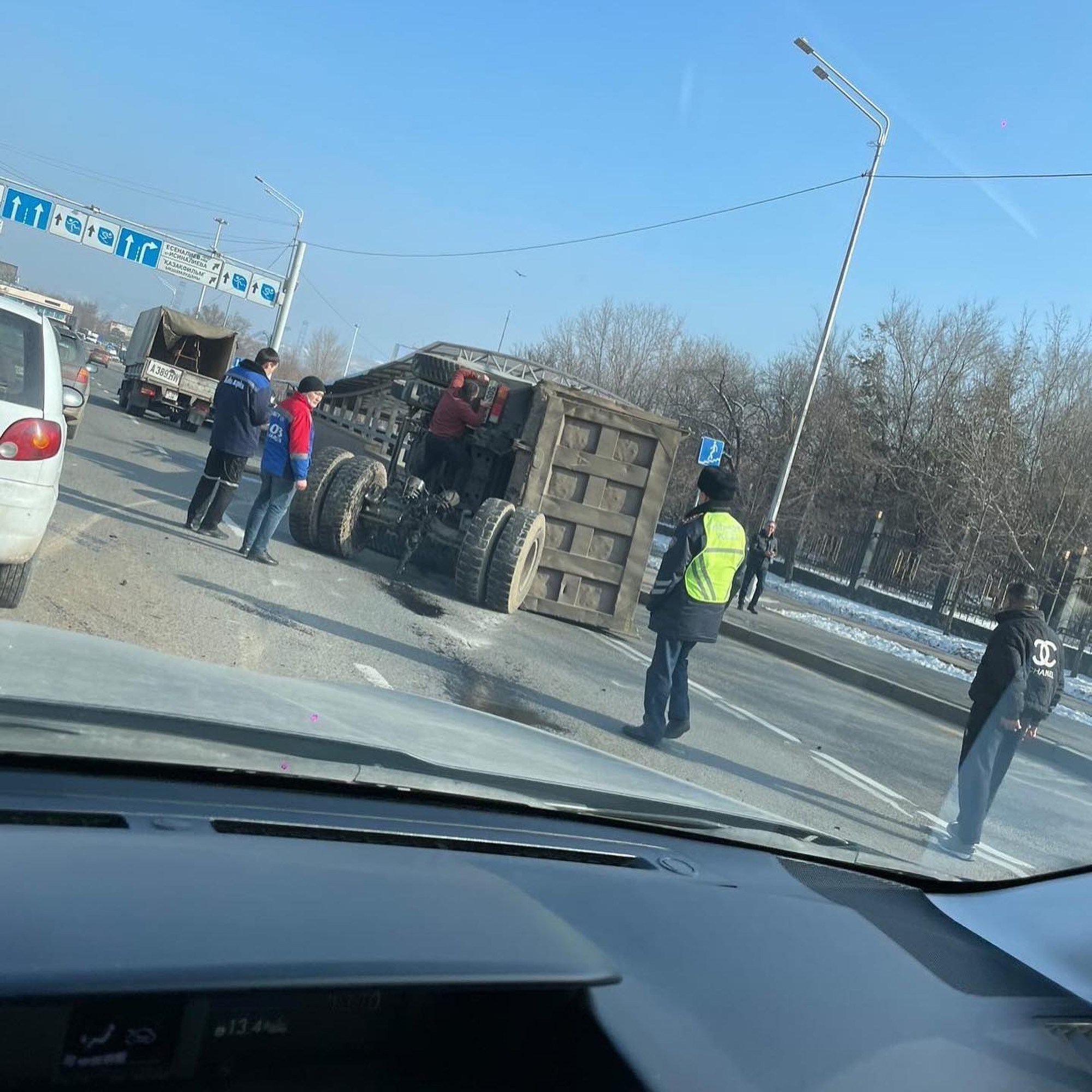 Read more about the article Lorry Detaches From Chassis And Flips Over On Busy Motorway In Kazakhstan
