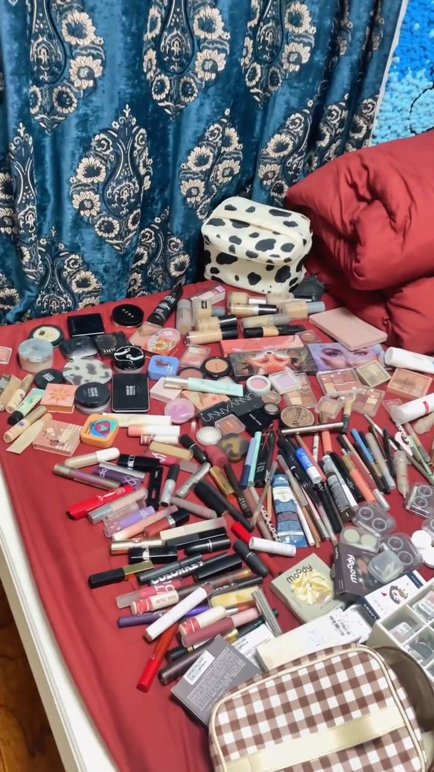 Read more about the article Chinese Mum Amazed At The Amount Of Makeup Daughter Needs To Go To College