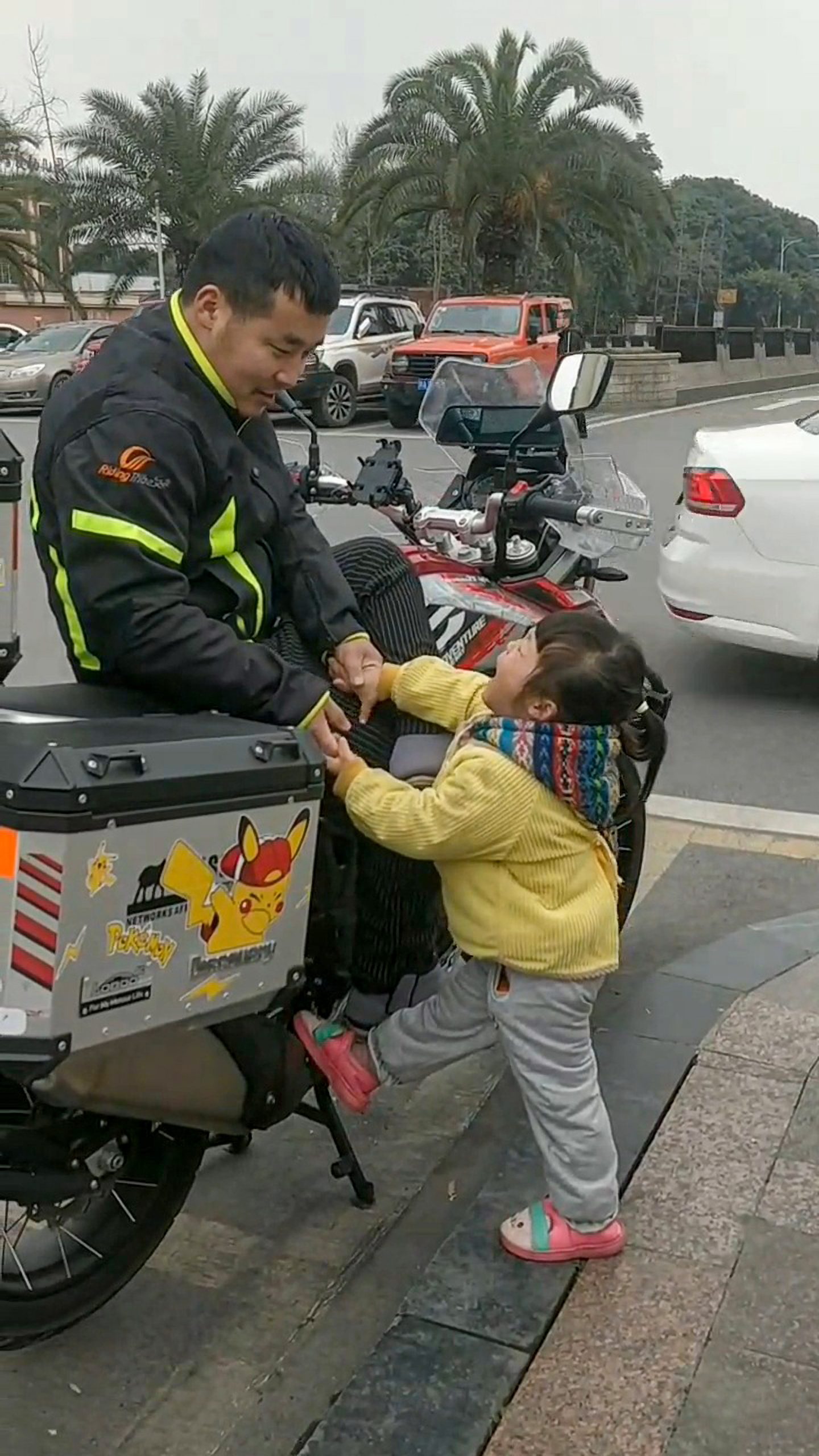 Read more about the article Girl Sobs Uncontrollably To Stop Dad Selling Motorbike To Pay For Her Tuition