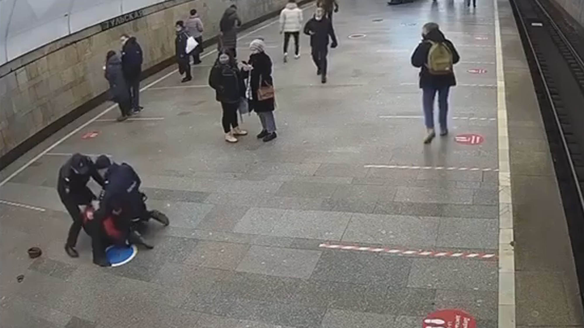 Read more about the article Man Kung Fu Kicks Cop To Free Pal During Arrest At Moscow Metro Station