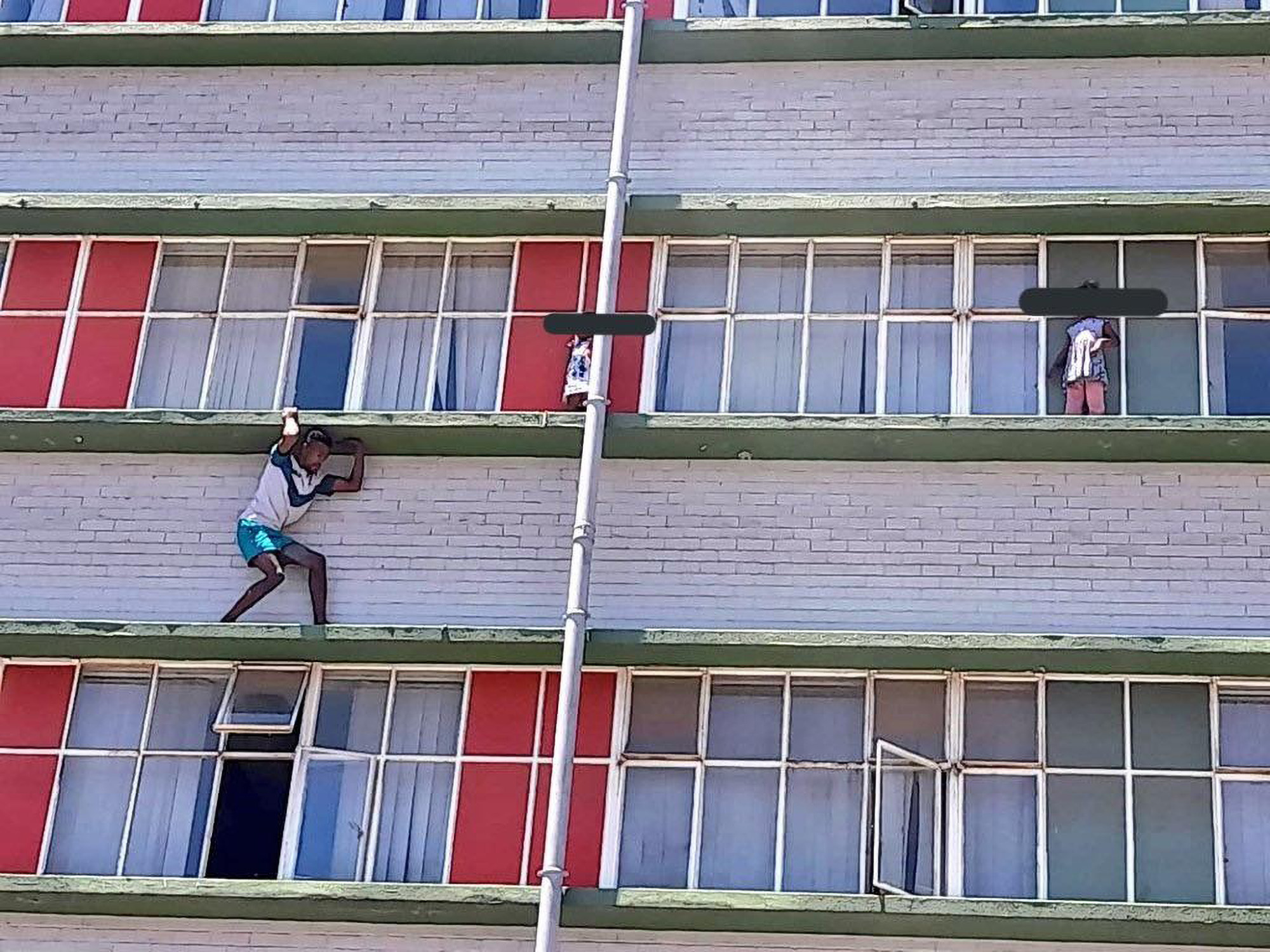 Read more about the article Girls, 5 And 2, Rescued From Building Ledge In Johannesburg