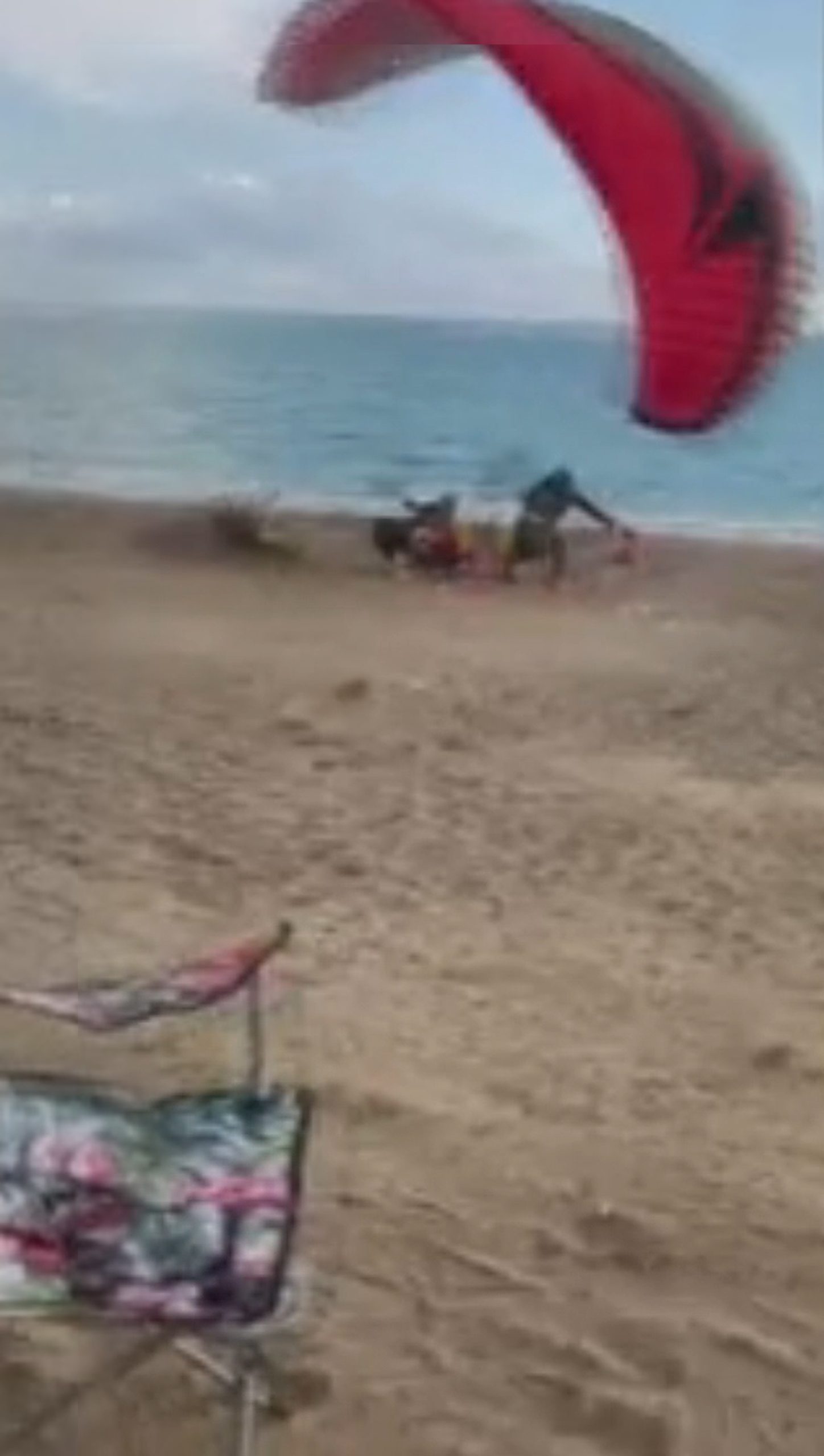 Read more about the article Bungling Paramotor Instructor Crashes To Ground And Lands On Fleeing Beachgoers