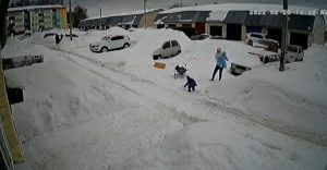 Read more about the article Mum Drags Playing Boy Away As Huge Snow Mass Falls From Building Roof