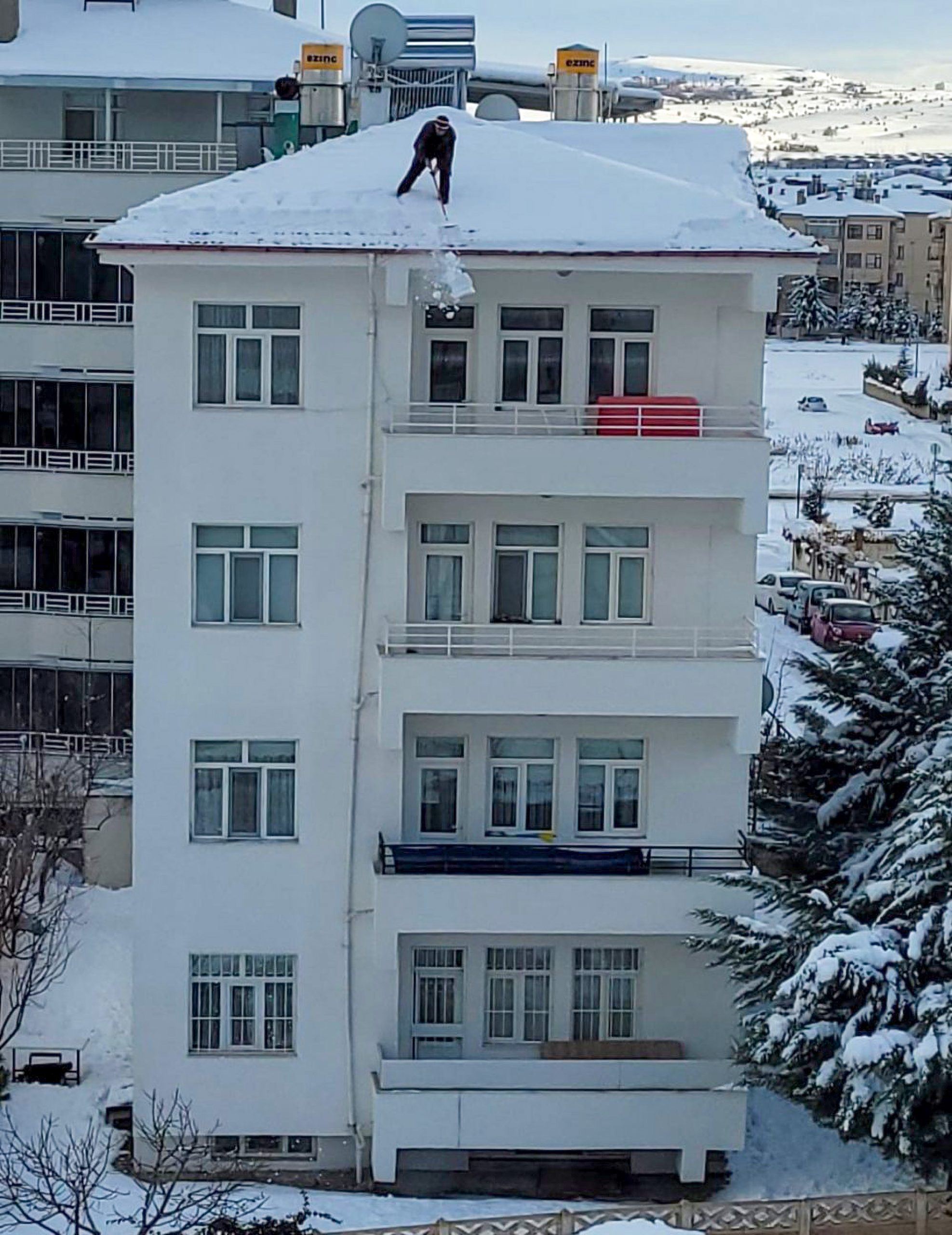 Read more about the article Onlookers Gasp As Man Clears Snow On Sloped Building Roof Without Safety Gear