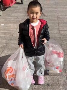 Read more about the article Girl, 5, Collects Bottles And Saves Pocket Money To Help Pay Med Bills For Brother Who Has Cancer