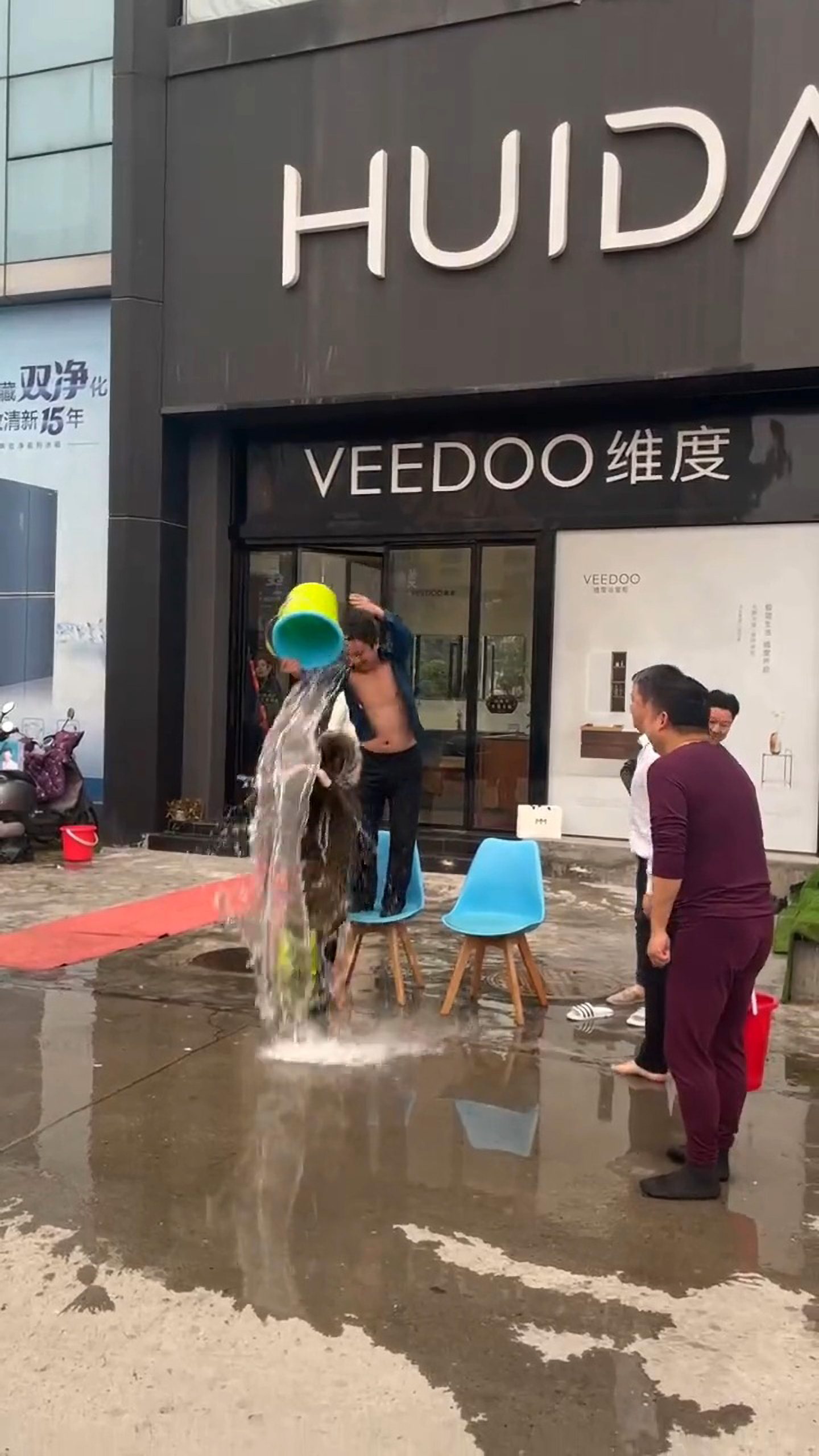 Read more about the article Man In China Pours Icy Water Over Workers Heads, Most Of Them Female, To Punish Them For Missing Sales Targets