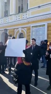 Read more about the article Kremlin Arrests Protesters Despite Them Resorting To Carrying Blank Signs