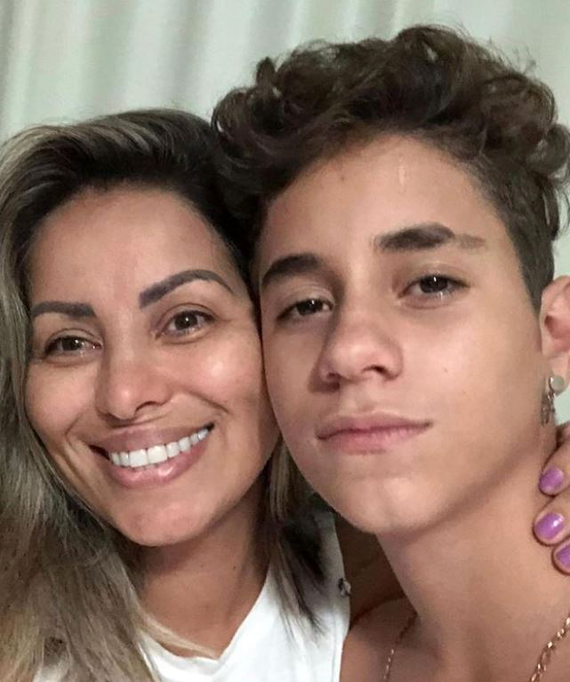 Read more about the article Brazilian Singer Robbed By Armed Biker While Strolling Along Beach With Family