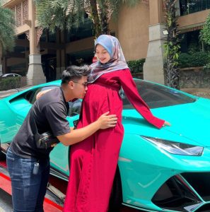 Read more about the article Pregnant Teen Wife Gives Hubby Bright Turquoise Lamborghini As Early Apology For The Sleepless Nights Ahead
