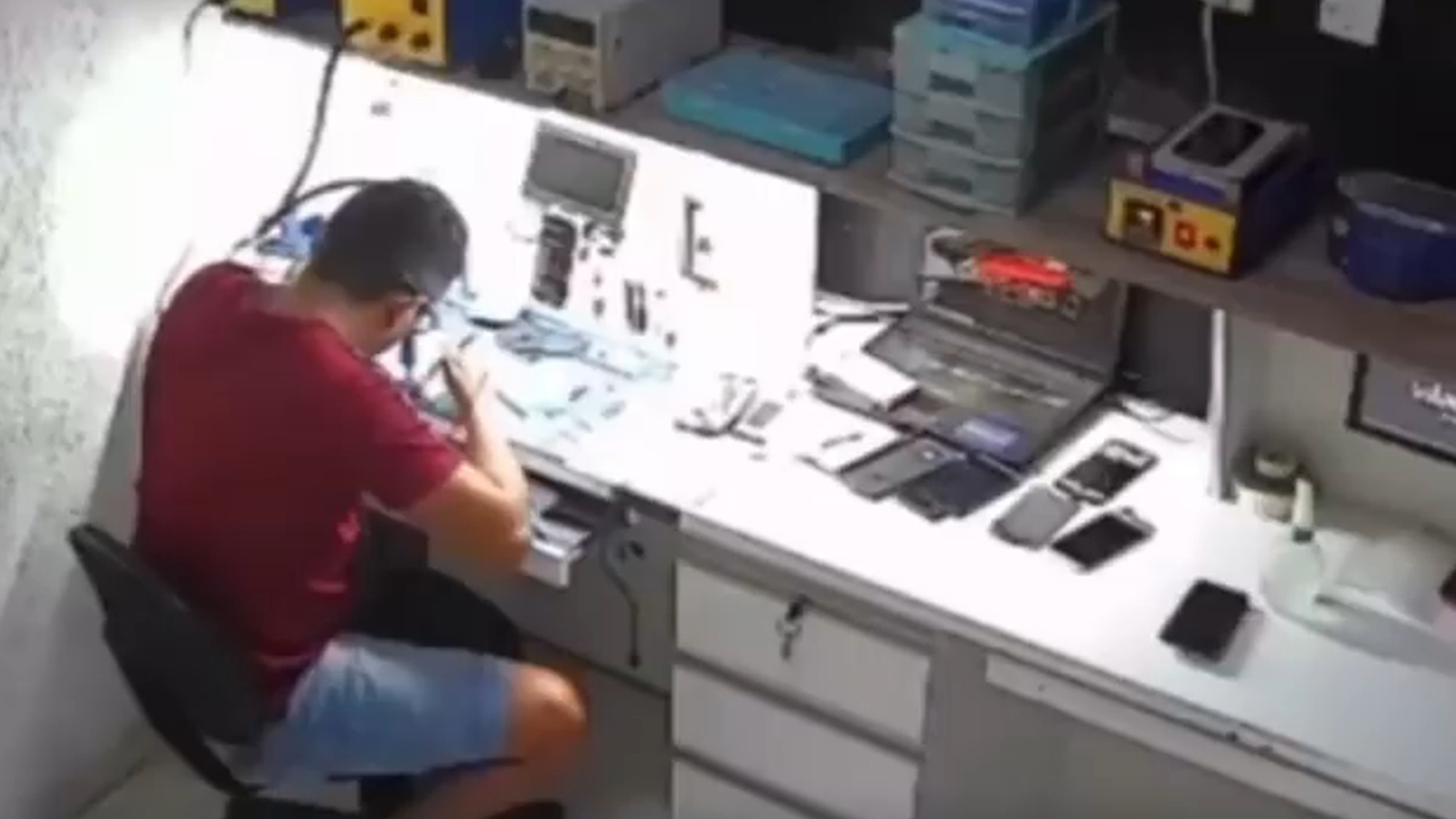 Read more about the article Faulty Phone Explodes In Workers Face At Repair Shop In Brazil