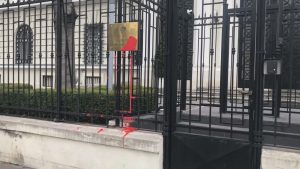 Read more about the article Russian Embassy Targeted With Red Paint After Pro-Ukraine And Pro-Putin Protesters Face Off