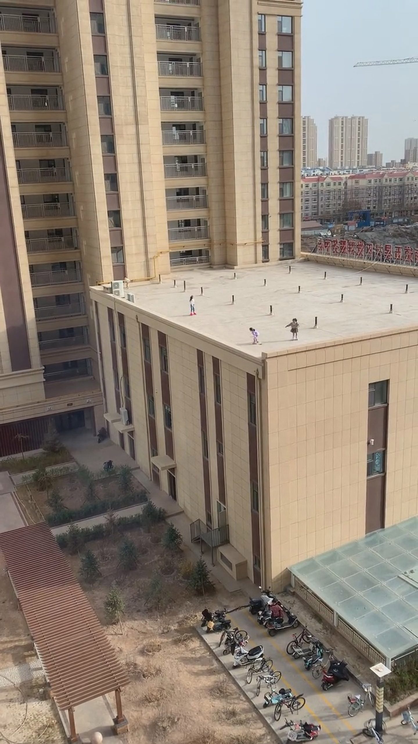 Read more about the article SKATE PARK: Scary Moment Kids Play On High Building Roof On Skates
