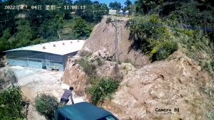 Read more about the article HIGH JUMP: Man Leaps From Pickup Truck Seconds Before It Crashes Down Steep Slope