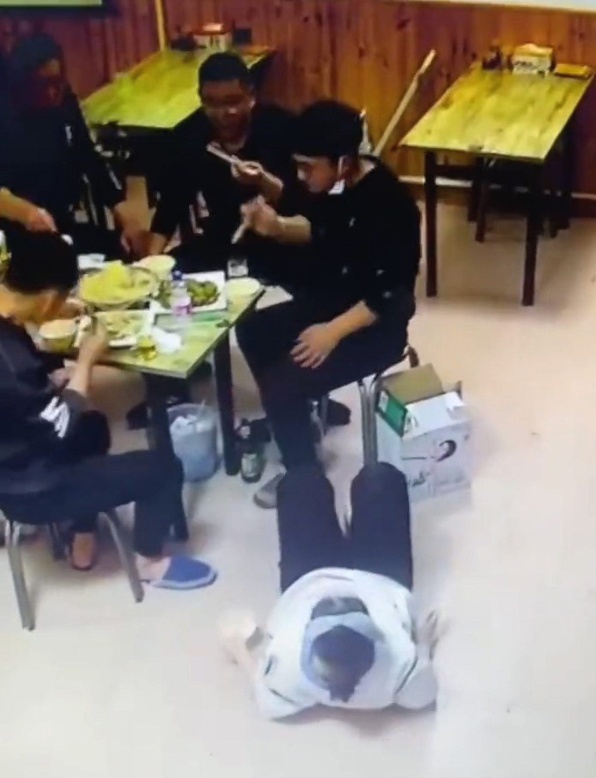 Read more about the article BABY SHOVE: Mum Falls On Floor When Tot Moves Her Chair
