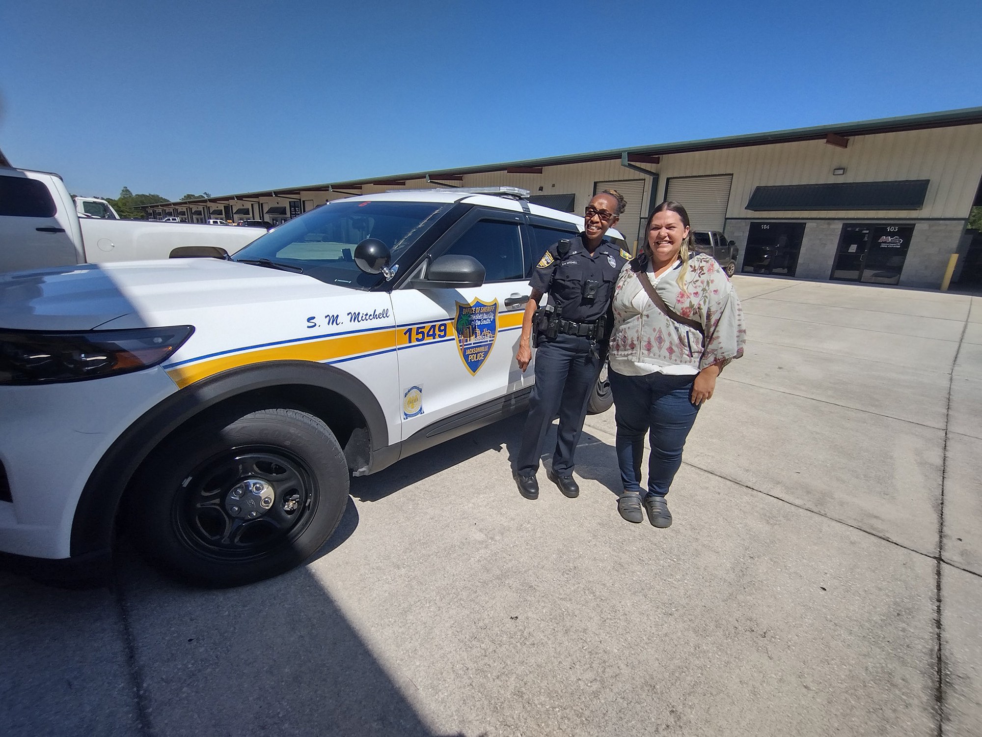 Read more about the article JOB COP: Florida Officer Praised For Helping Sobbing Woman Make It To Job Interview After Car Breaks Down