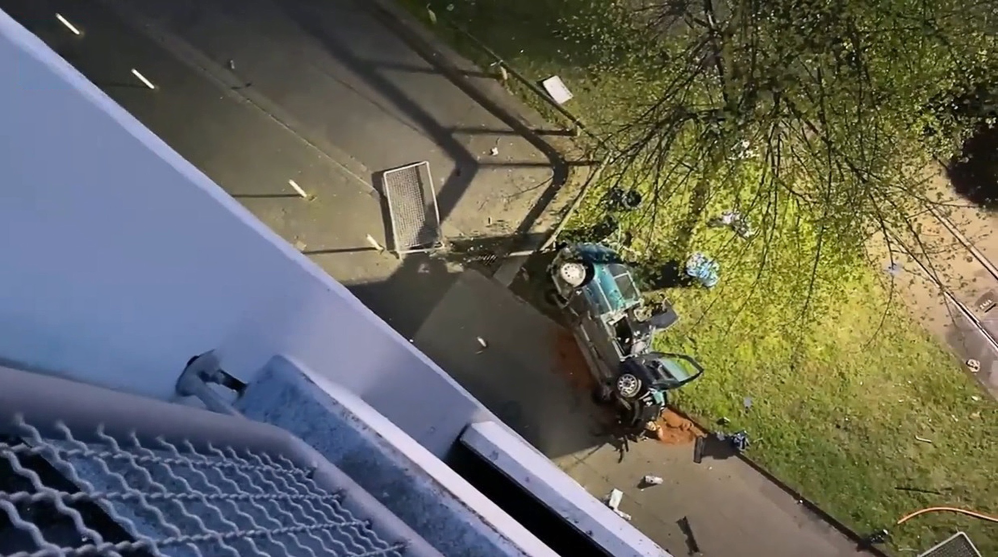 Read more about the article DRFTING OFF: Teen Stunt Drivers Crash From Top Floor Of Disused Multi-Storey Car Park In Germany