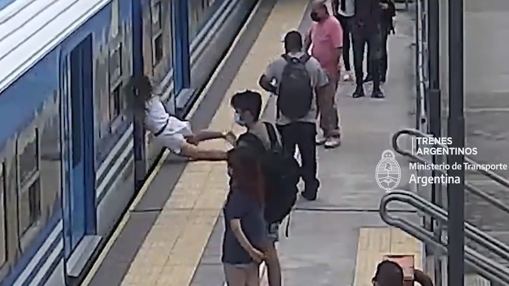 Видео где людей зажали в углу. Девушки в метро. Девочка упала под поезд в метро.