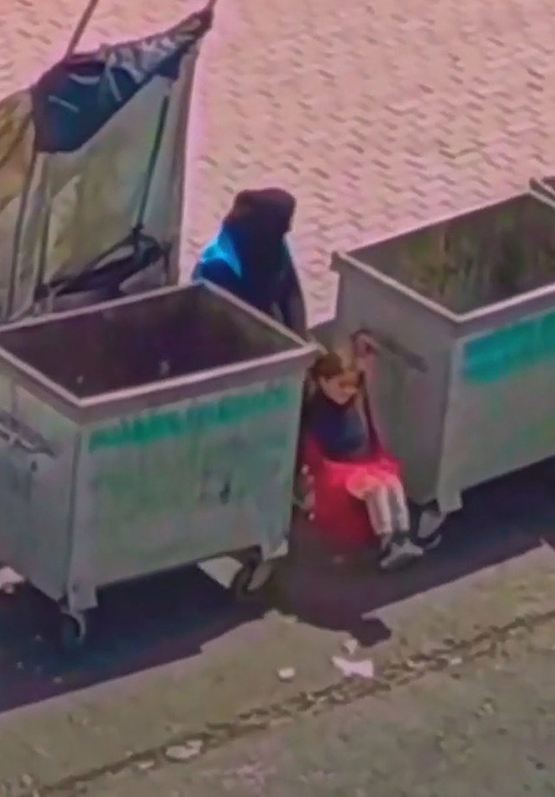 Read more about the article BIN THERE: Rubbish Collector Mum Pushes Daughter On Makeshift Swing Tied Between Two Wheelie Bins