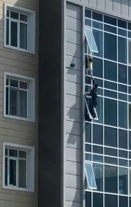 Read more about the article CATCH OF THE DAY: Hero Caught Tot Dangling From Eighth Floor Window