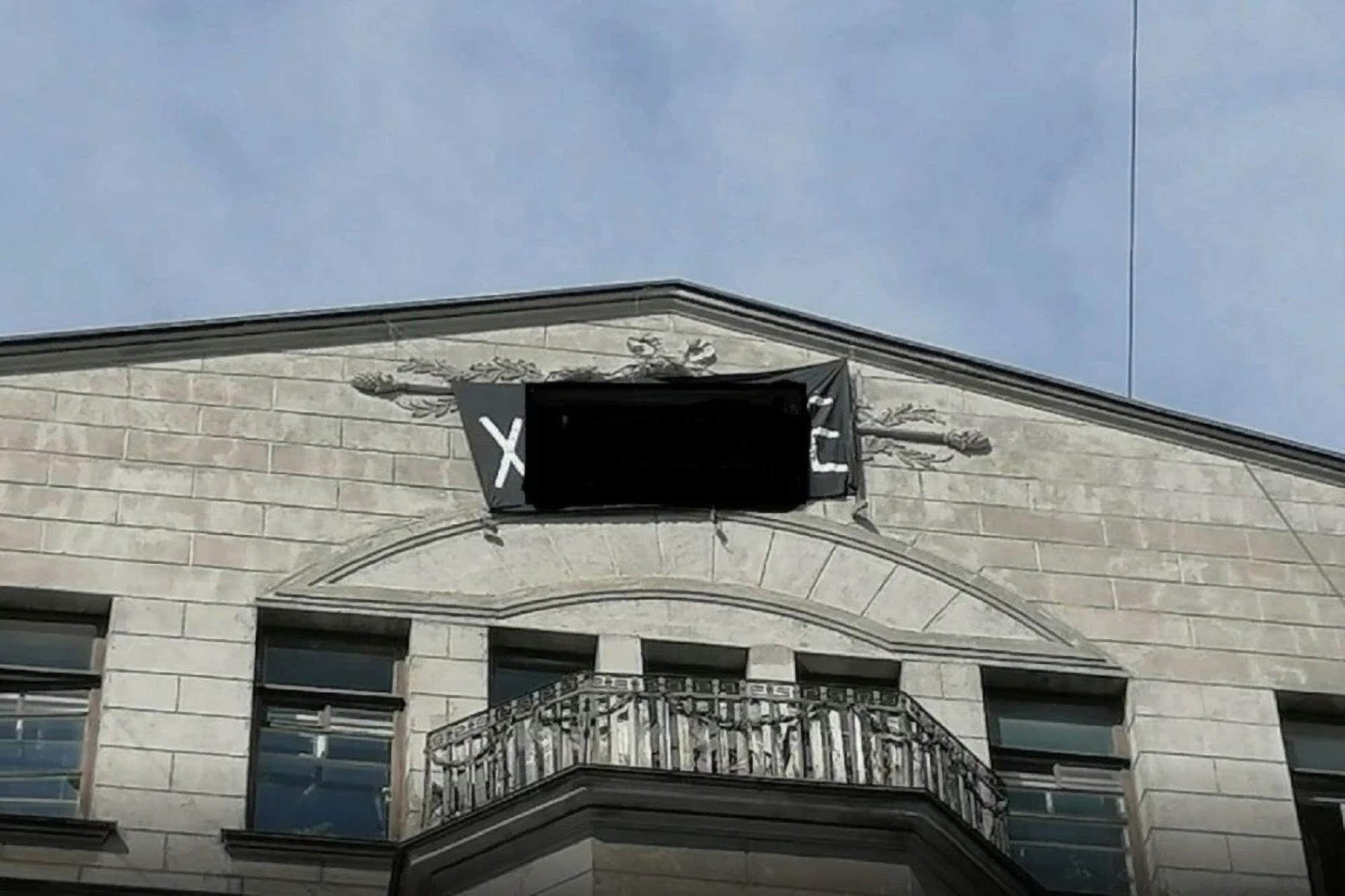 Read more about the article WAR IN UKRAINE: Two Men Arrested For Hanging ‘Eff The War’ Banner From St Petersburg Balcony