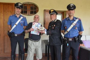 Read more about the article HAPPY BIRTHDAY TO BLUES: Cops Visit Lonely 80-Year-Old On His Special Day