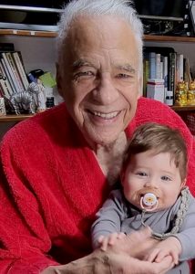 Read more about the article GREAT BAWL OF CHINA: 83-Year-Old Doc Teaches His Nine-Month-Old Son Chinese