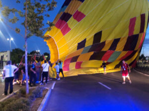 Read more about the article HOT THE HECK? Giant Hot Air Balloon’s Emergency Landing In Street