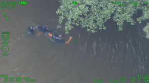 Read more about the article CAN’T WET GO: Police Officers Swim After Suspected Murderer And Arrest Him In The Water