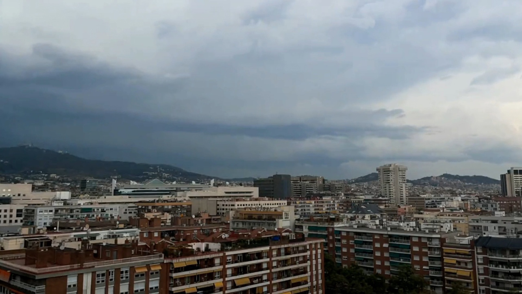 Read more about the article HELL FOR WEATHER: Mesmerising Time-Lapse Video Shows Terrifying Storm Over Barcelona