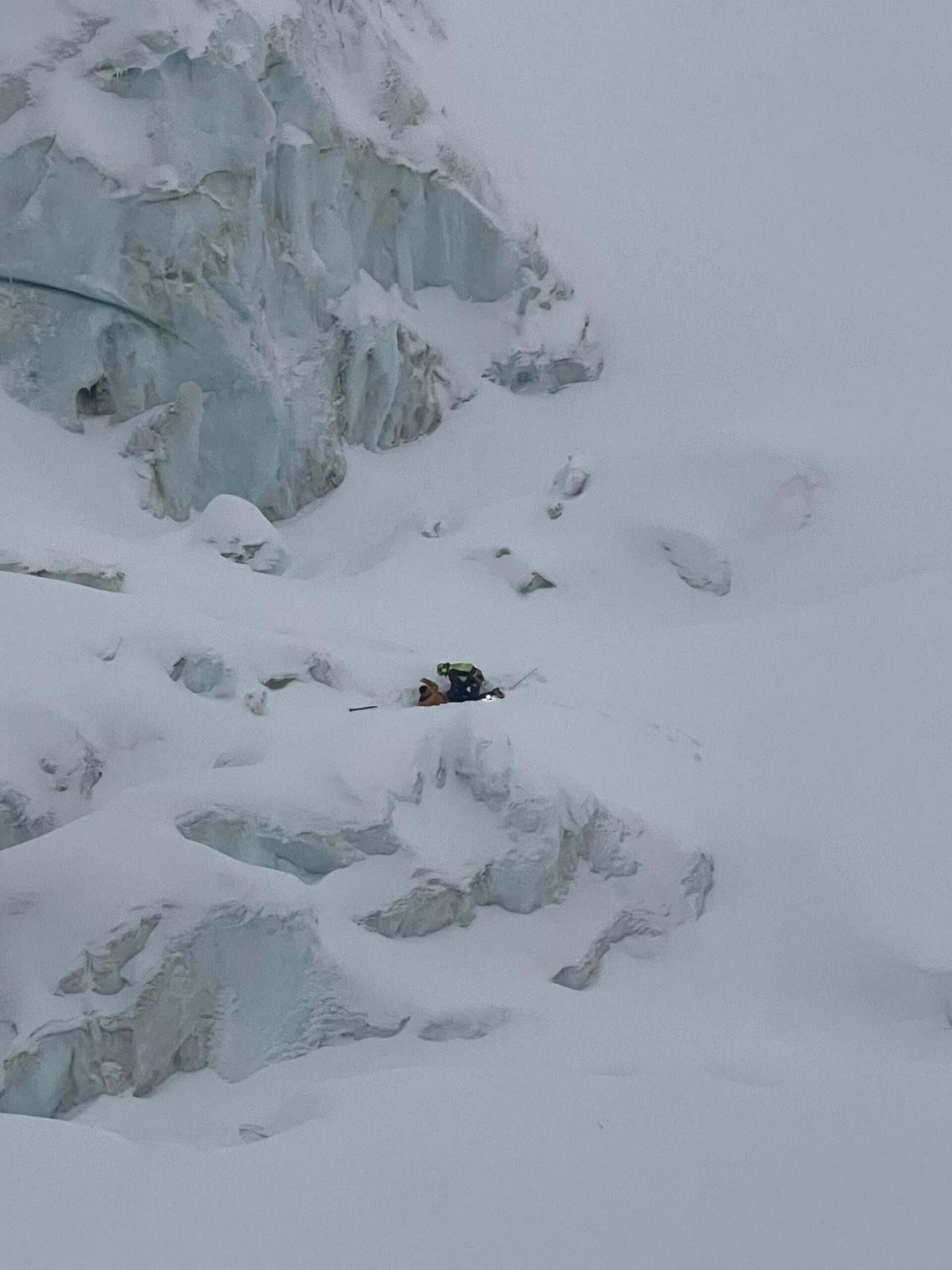 Read more about the article SNOW JOKE: Brit Climber Without Winter Clothing Rescued Almost Frozen On Mont Blanc Glacier