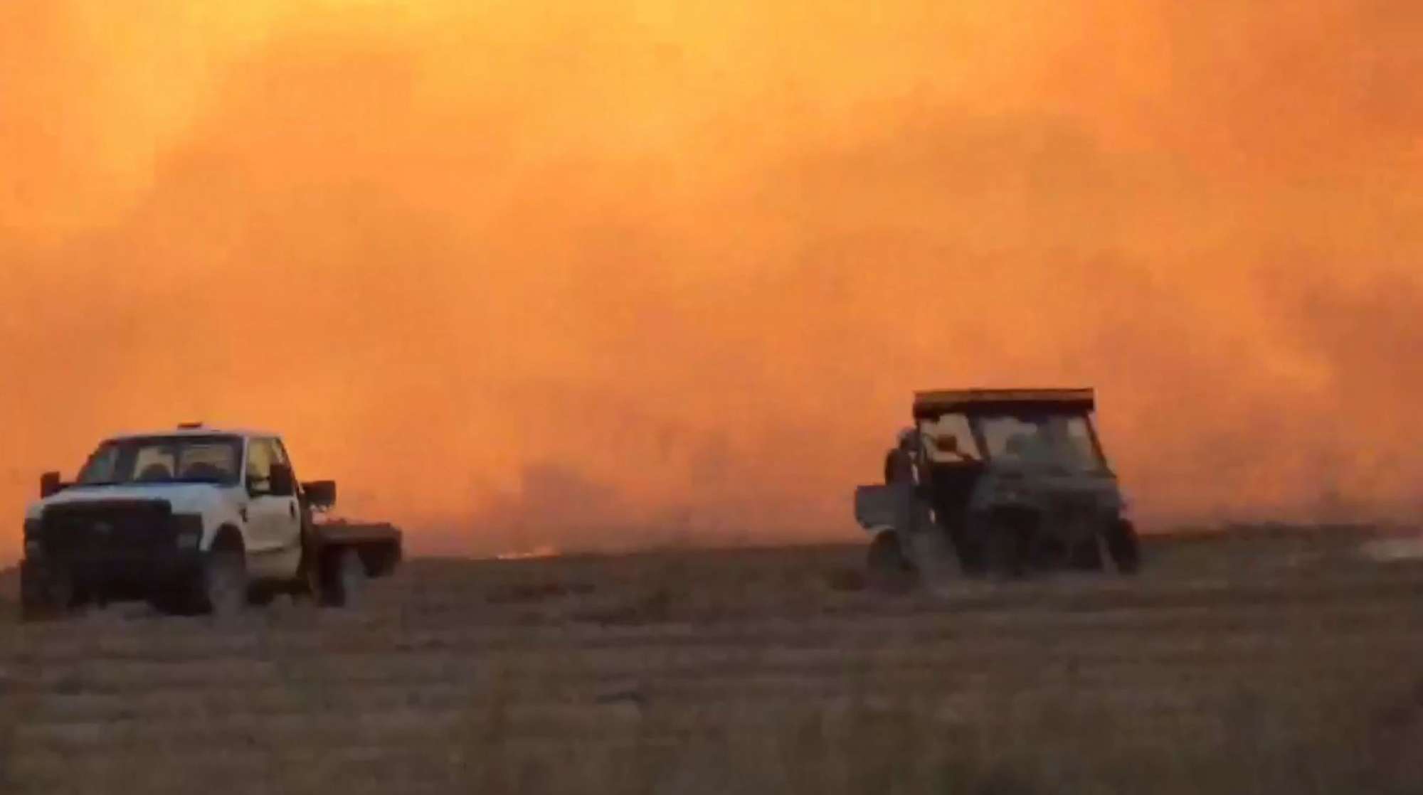 Read more about the article STORM CHASERS: Couple Gets Incredible Close-Ups Of Raging Wildfires￼