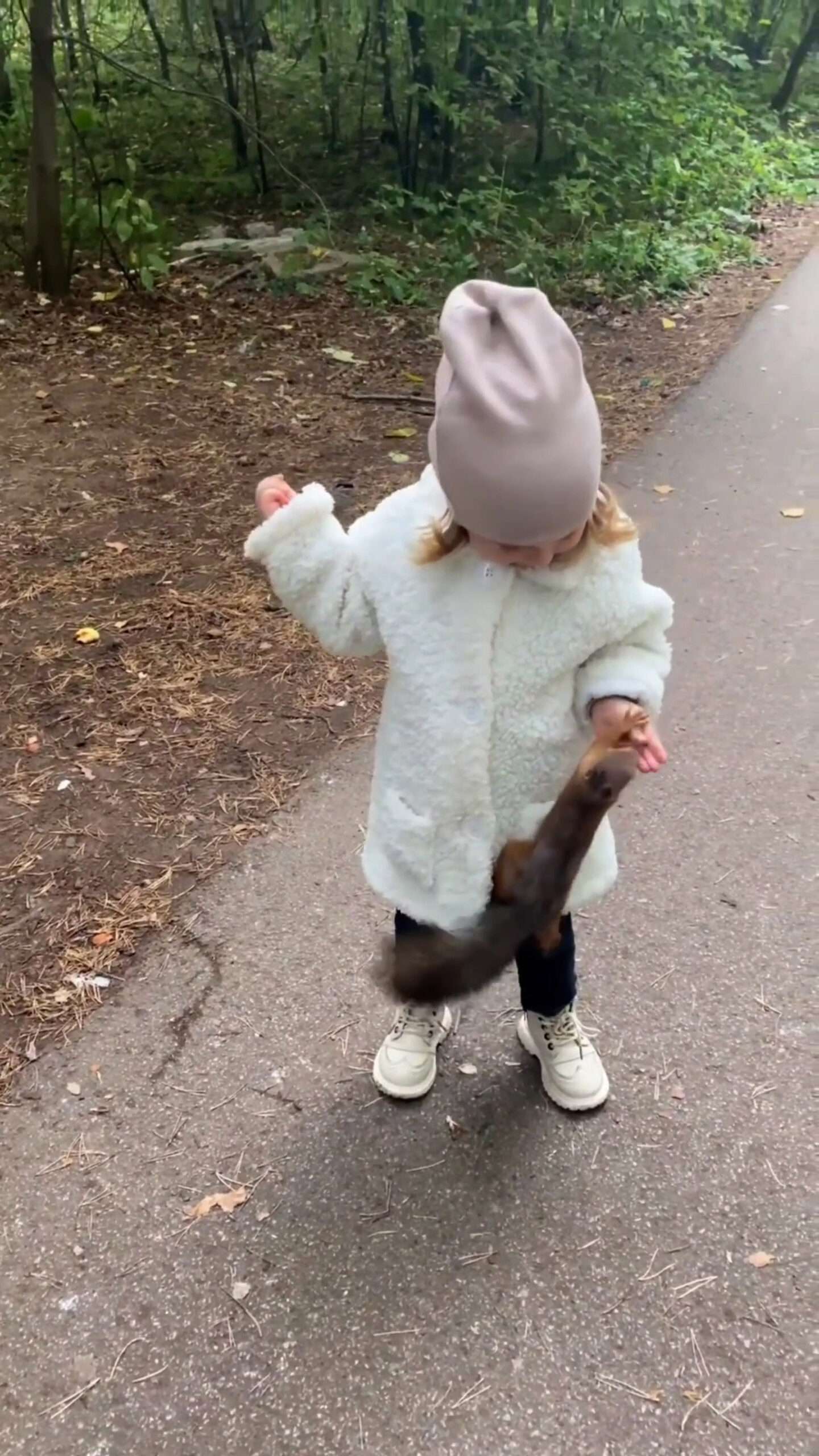 Read more about the article I’M JUST NUTTY ABOUT YOU: Adorable Three-Year-Old Girl’s Bond With Squirrel￼