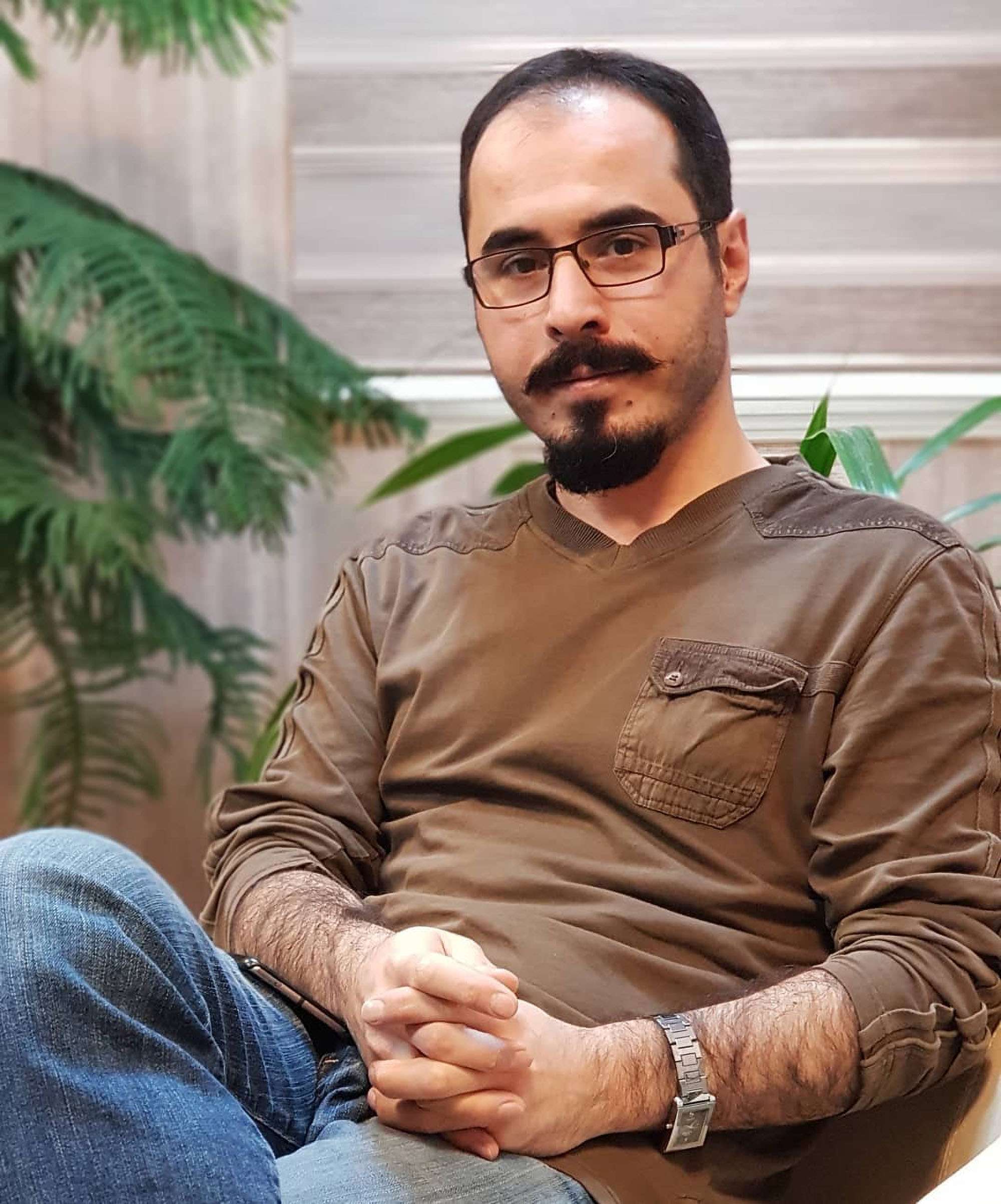 Read more about the article LEGS BROKEN: Jailed Iranian Journalist In Desperate Need Of Meds After Being Tortured And Legs Broken For Commenting On Protests