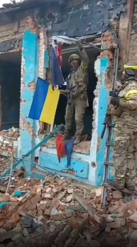 Read more about the article Moment Spec Ops Soldier Takes Down Russian Flag And Raises Ukrainian One In Liberated Luhansk Settlement