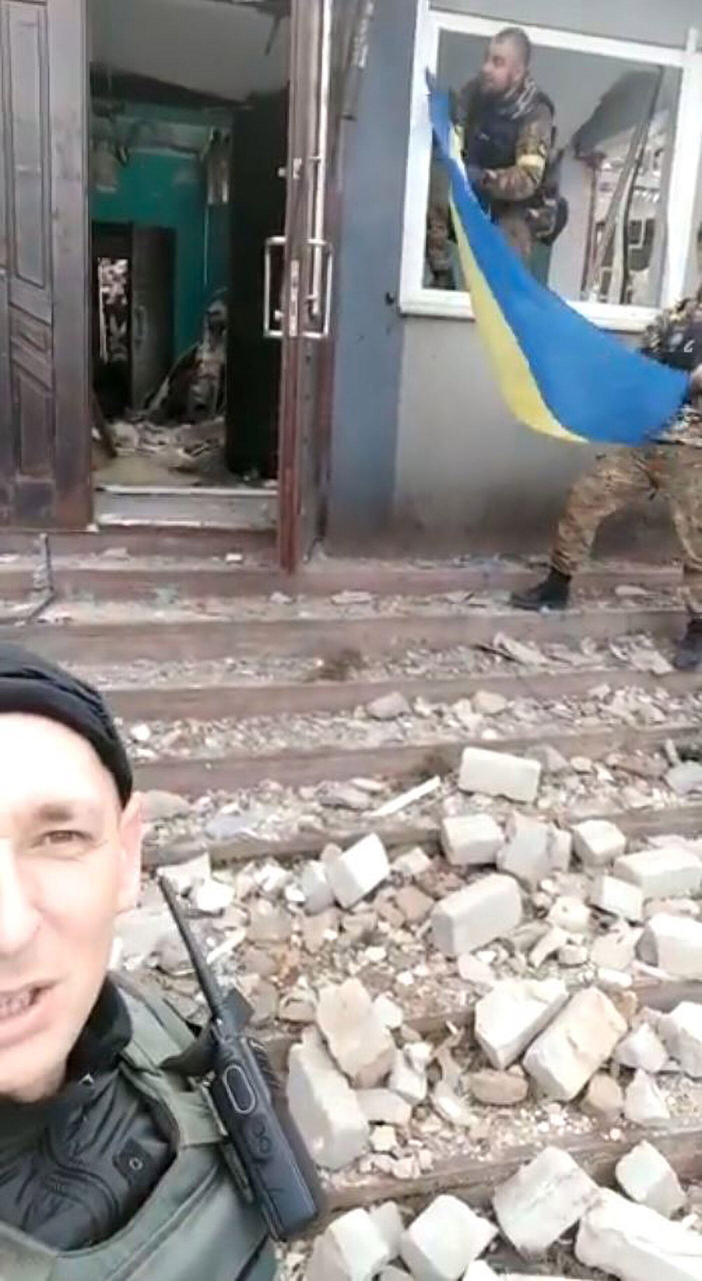 Read more about the article Ukrainian Cops Raise Flag Over Freshly Liberated Village In Kherson Region