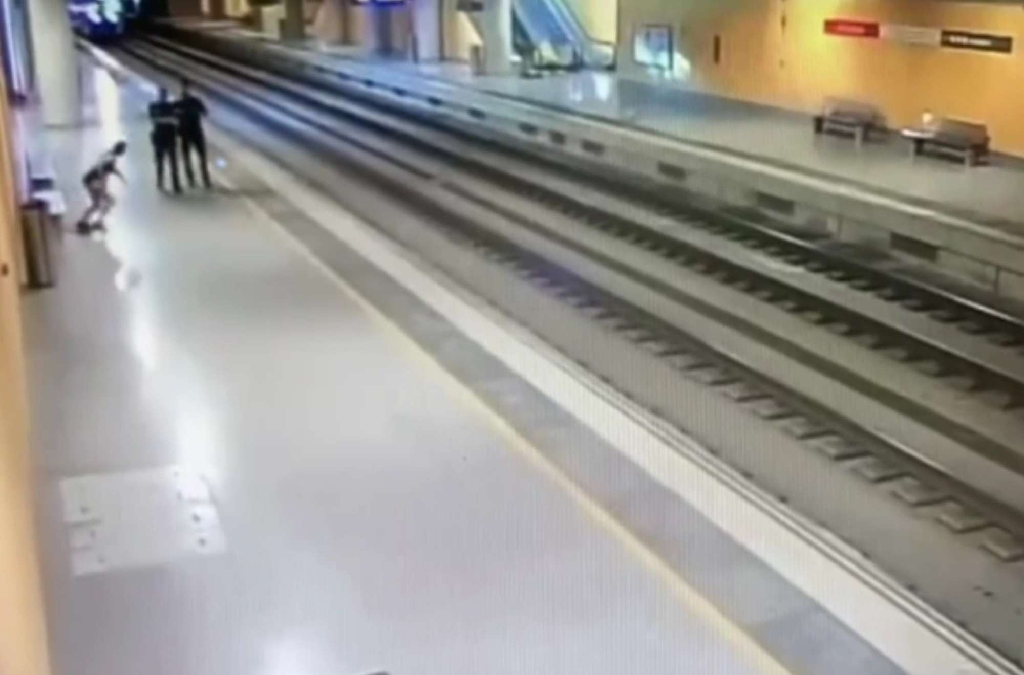 Read more about the article HIGH SPEED TRAIN SAVE: Police Prevent A Suicide Attempt In A Train Station