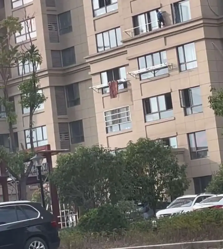 Read more about the article HIGH ANXIETY: Boy Perches On Fifth-Floor Window Rail￼