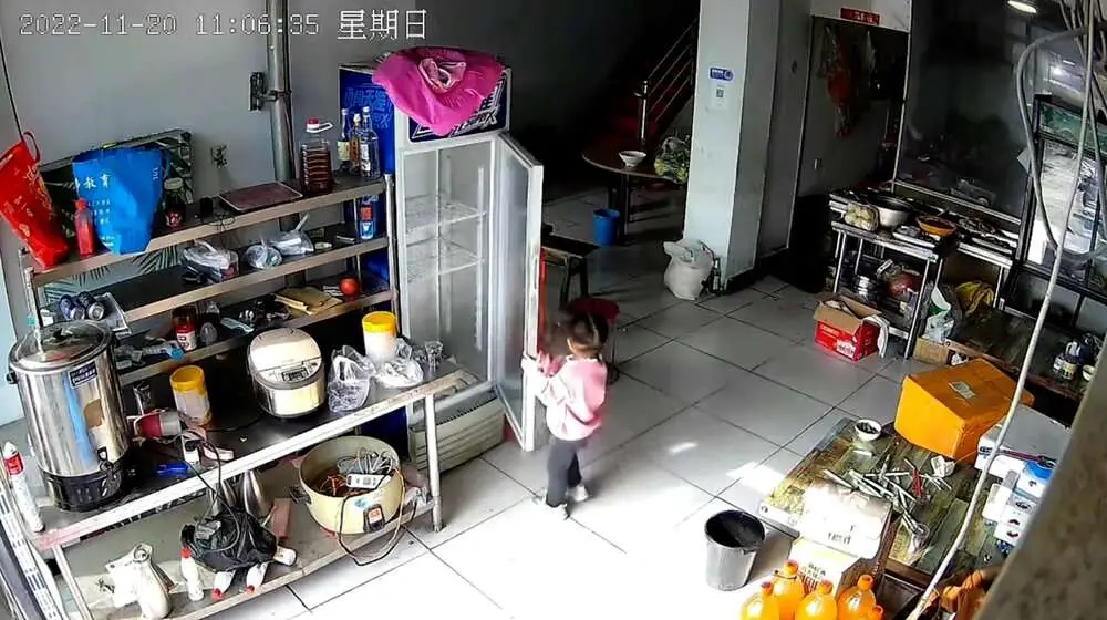 Read more about the article KEEPING HIS COOL: Dad Saves Daughter From Falling Fridge