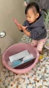 Read more about the article SILLY SUD: Two-Year-Old Washed Dad’s ‘Garbage’ Laptop In Shower Gel
