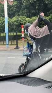 Read more about the article SILLY POSER: Woman Does Yoga While Riding On Motorbike In Busy Traffic