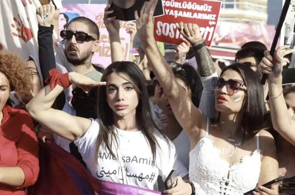 Read more about the article PROTEST BODY: Iranian Bikini Fitness Model Gets Death Threats After Protest March