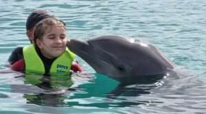 Read more about the article SOME-FIN WONDERFUL: Six-Year-Old Cancer Girl’s Healing Trip To Dolphins