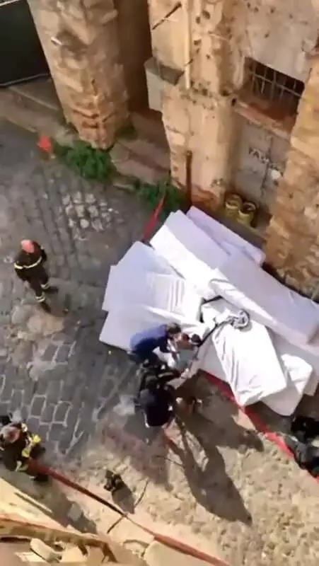 Read more about the article FIREMEN PLAN: Italian Man Survives Fall From Blazing Flat Thanks To Mattresses
